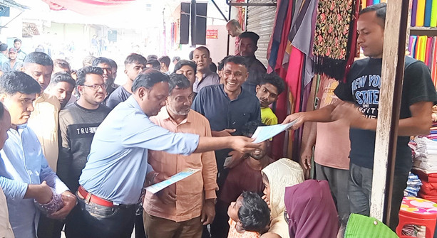 ৩১ দফা বাস্তবায়নের লক্ষ্যে গতকাল মঙ্গলবার (২৬ নভেম্বর) বগুড়ার সোনাতলায় বিএনপির নেতৃবৃন্দ জনগণের মাঝে লিফলেট বিতরণ করেন
