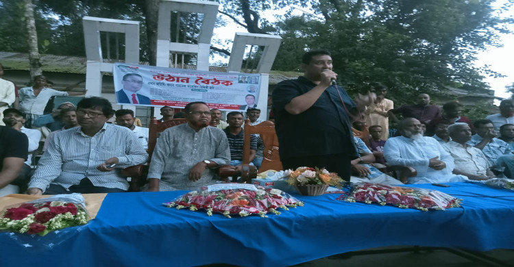 মহাদেবপুরে বিএনপির উঠান বৈঠকে প্রধান অতিথি হিসেবে বক্তব্য রাখছেন ২০১৮ সালের নির্বাচনে ধানের শীষের প্রার্থী জনতার এমপি পারভেজ সিদ্দিকী জনি